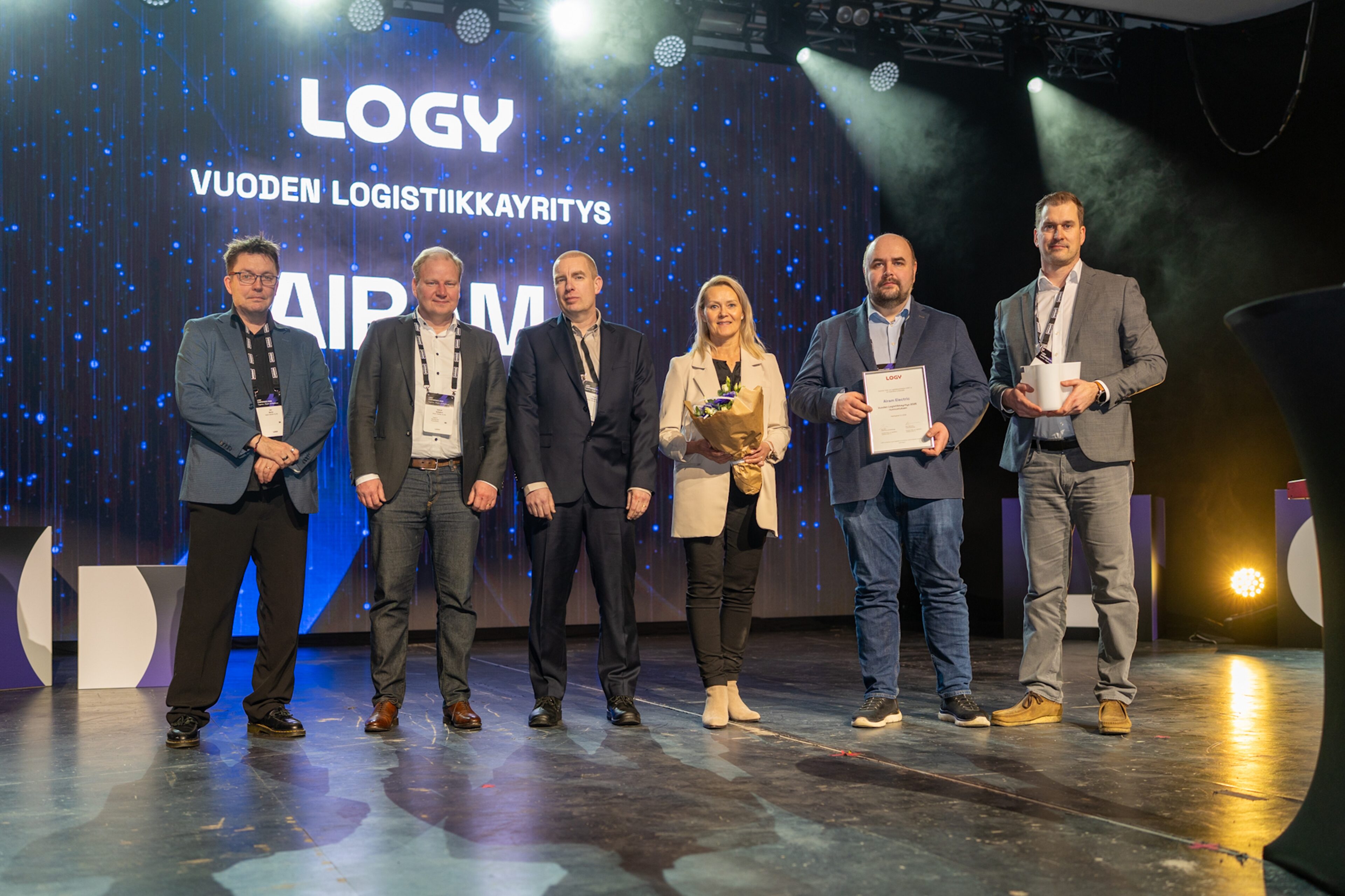 Palkintoa vastaanottamassa vasemmalta oikealle: logistiikkapäällikkö Jan Norss, Head of Planning & Procurement Samuli Salojärvi, tuotantopäällikkö Timo Lindfors, asiakaspalvelupäällikkö Outi Marttila, Head of IT Antti Marmo ja Supply Chain Director Pekka Molarius. Kuva: Sami Siilin