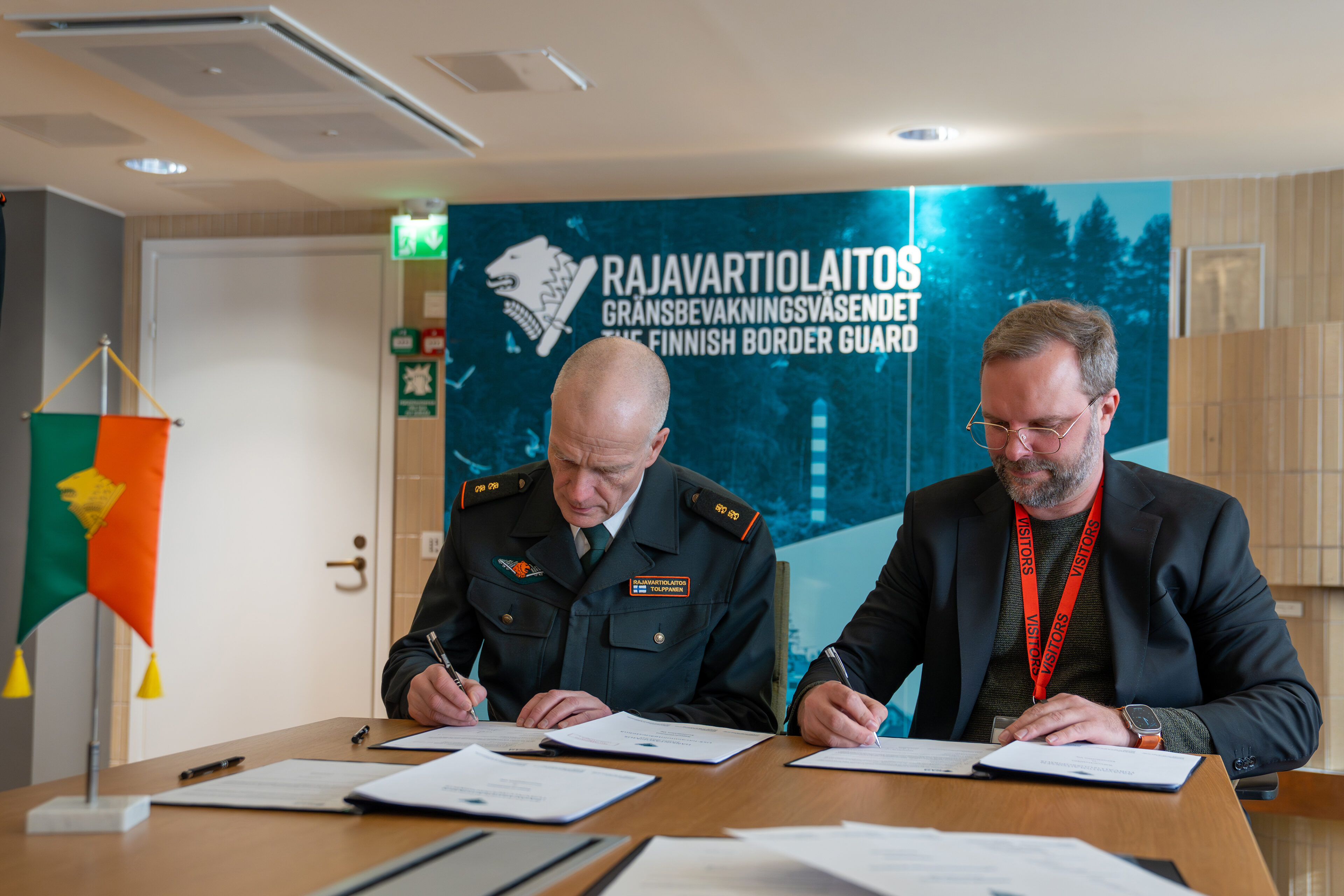 Allekirjoitustilaisuudessa Rajavartiolaitoksen teknillisen osaston päällikkö, kenraalimajuri Jari Tolppanen ja Sensofusionin toimitusjohtaja Tuomas Rasila. Kuva: Rajavartiolaitos